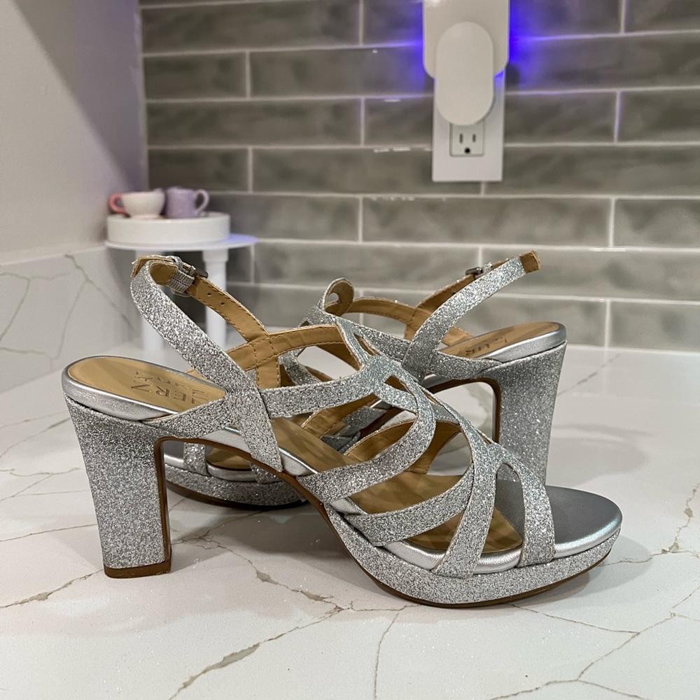Naturalizer Baylor Strappy Sandals Women’s Size 7 Color Silver Glitter Faux - Picture 3 of 9